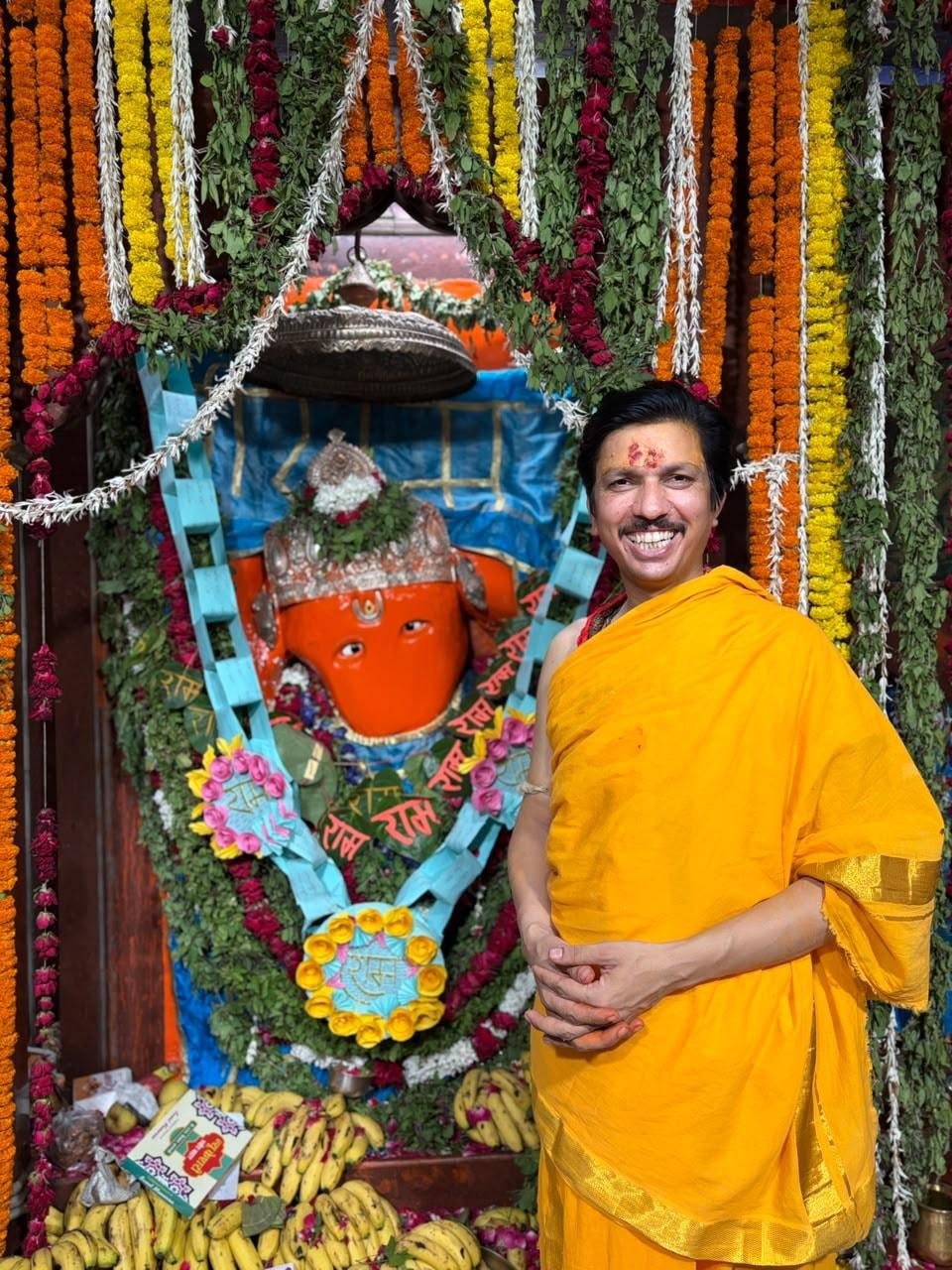 आचार्य नीलेश पाण्डेय जी श्री बालाजी हनुमान जी की प्रतिमा के सामने